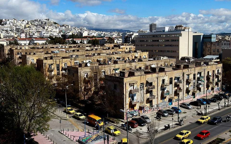 Κατεδαφίζεται επικίνδυνο κτίριο στους Αμπελοκήπους